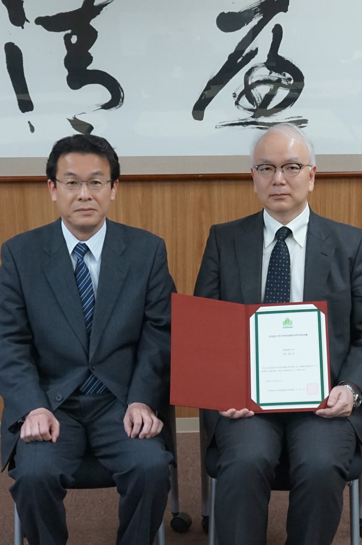 第７回北海道大学大学院 保健科学院長賞の授与式が執り行われました。（2015/5/20）
